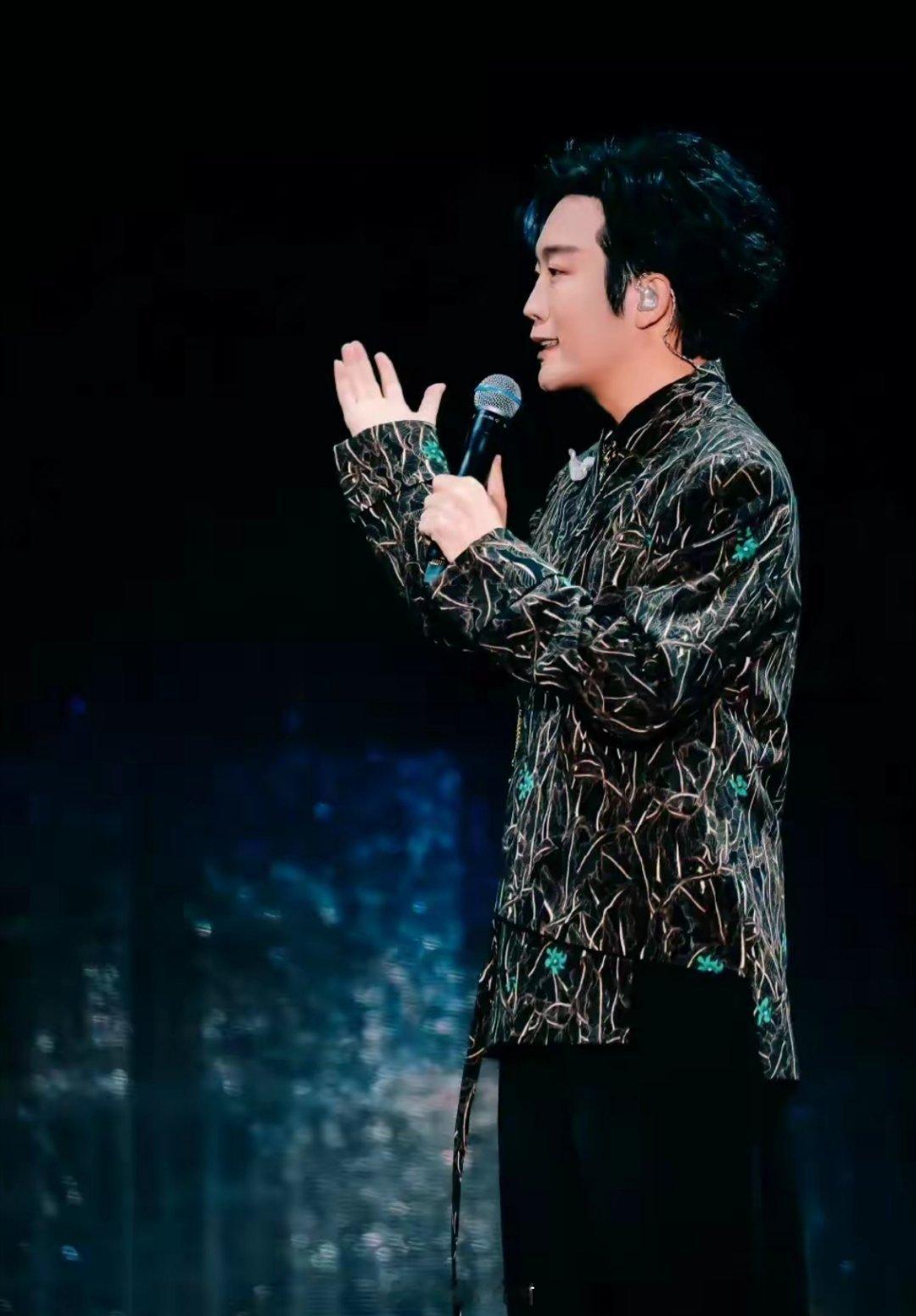 李玉刚工作室发声明李玉刚在演唱会演唱《新贵妃醉酒》。有人说他只唱了8个字，所以很