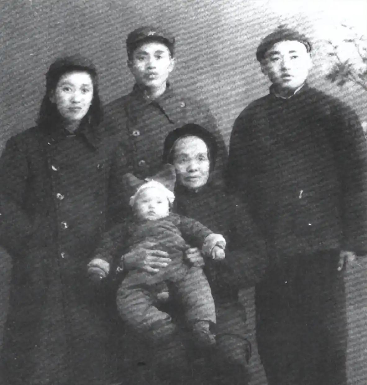 1940年，八路军骁勇善战的传奇将领皮定均一眼看上了精明能干的女干部张烽，特意托