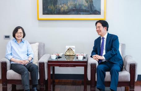 震惊！蔡英文卸任后首次“出访”引爆两岸风波！赖清德紧急表态，大陆态度强硬，蔡赖“