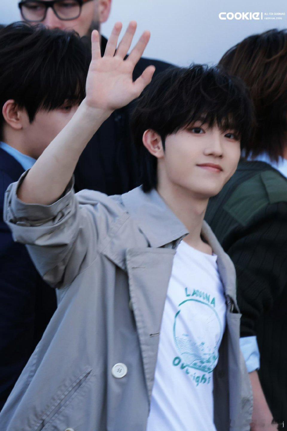 苏新皓亮相米兰Prada大秀～生图直出的清透感！完全就是美式男高boy杨幂苏新皓