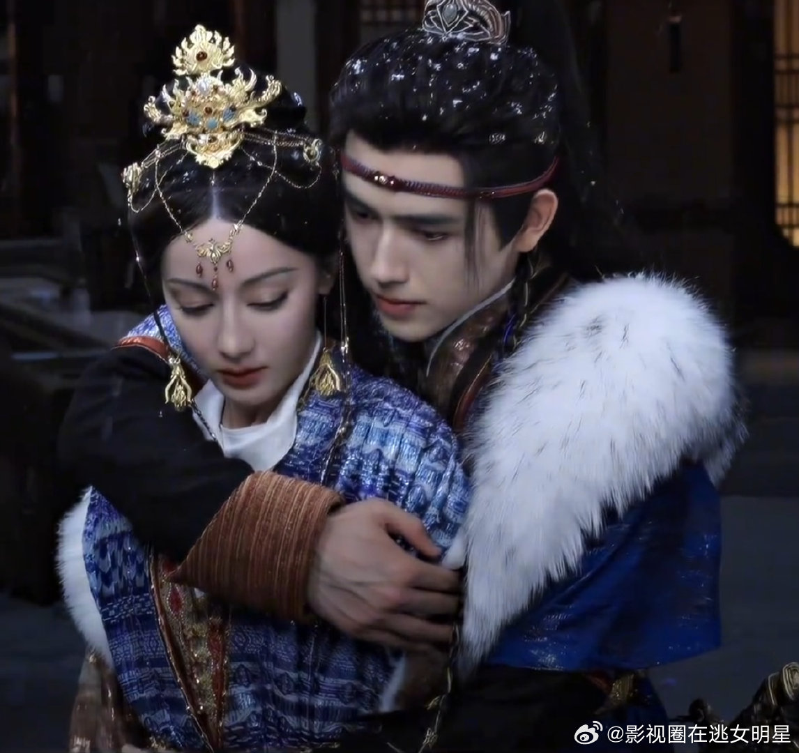 迪丽热巴陈飞宇背后抱花絮贺思慕段胥背后抱很难不嗑到这个思胥万千，贺思慕段胥背后抱