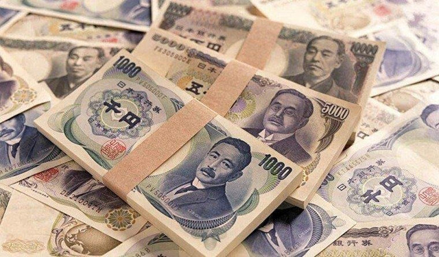 日元像泄了气的气球，一路跌到159兑1美元，GDP从巅峰6.2万亿砍到4.4万亿
