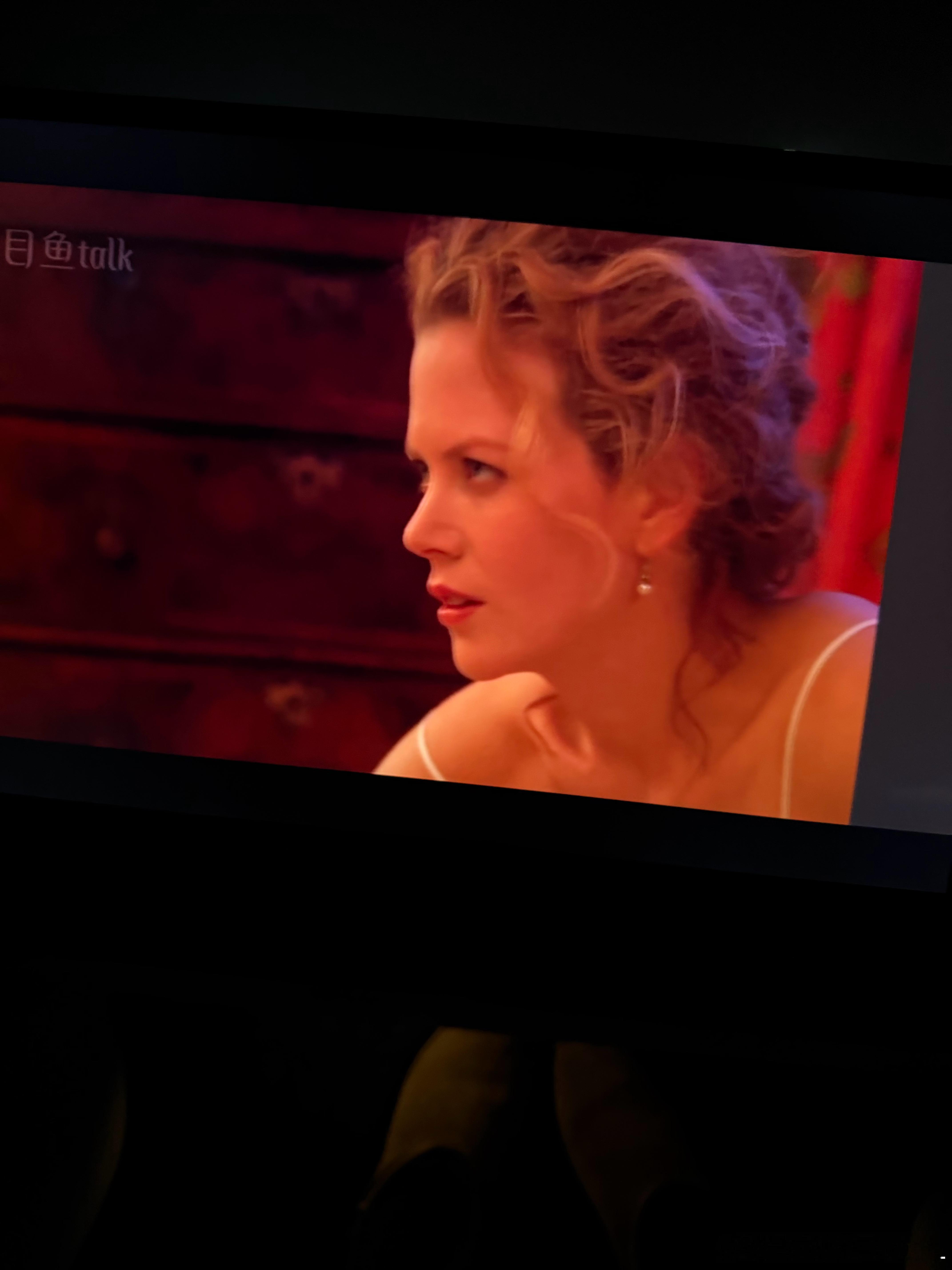 今日份放松时刻：一边投屏一边盘头发里的沙子大家猜一波车吧～ 第一个猜到的请喝奶茶