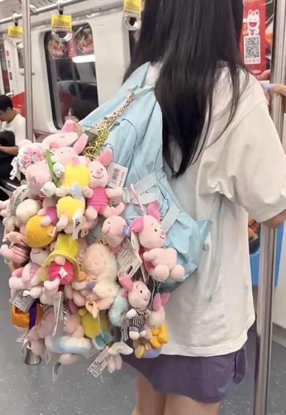 一代人有一代人的挂件小时候盼老师的小红花，现在给自己安排包包挂件，朱珠奖杯款、黄