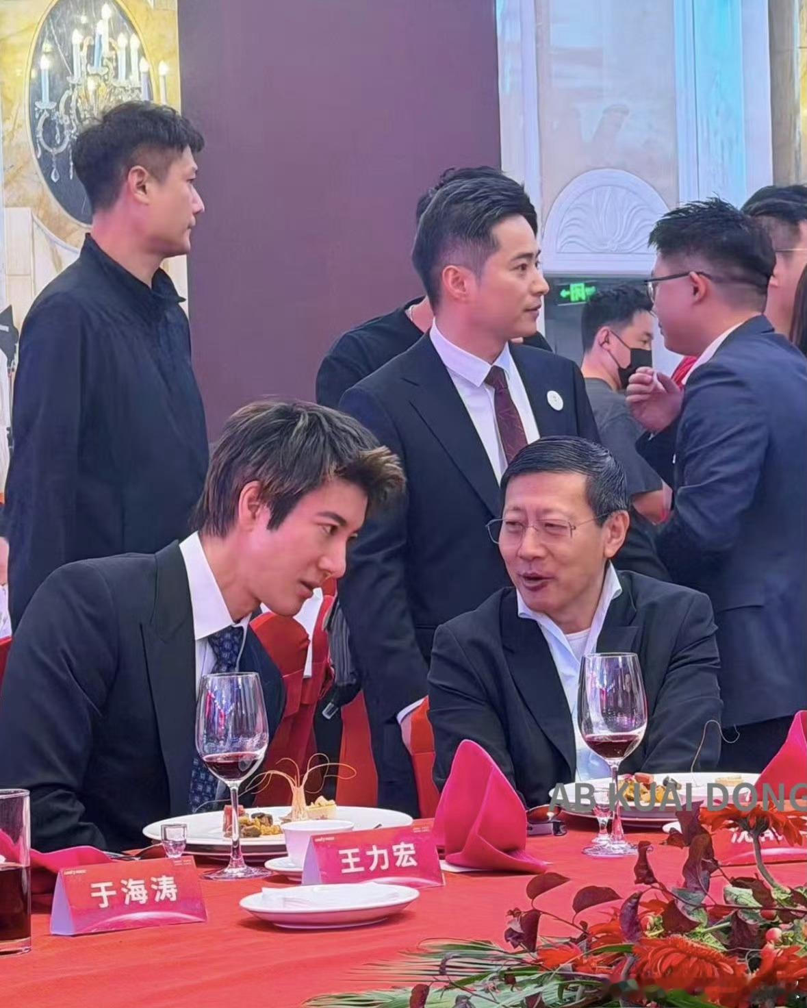 宇树上市答谢宴，王力宏居然跟沈南鹏坐在一起，这是在向投资大佬取经吗