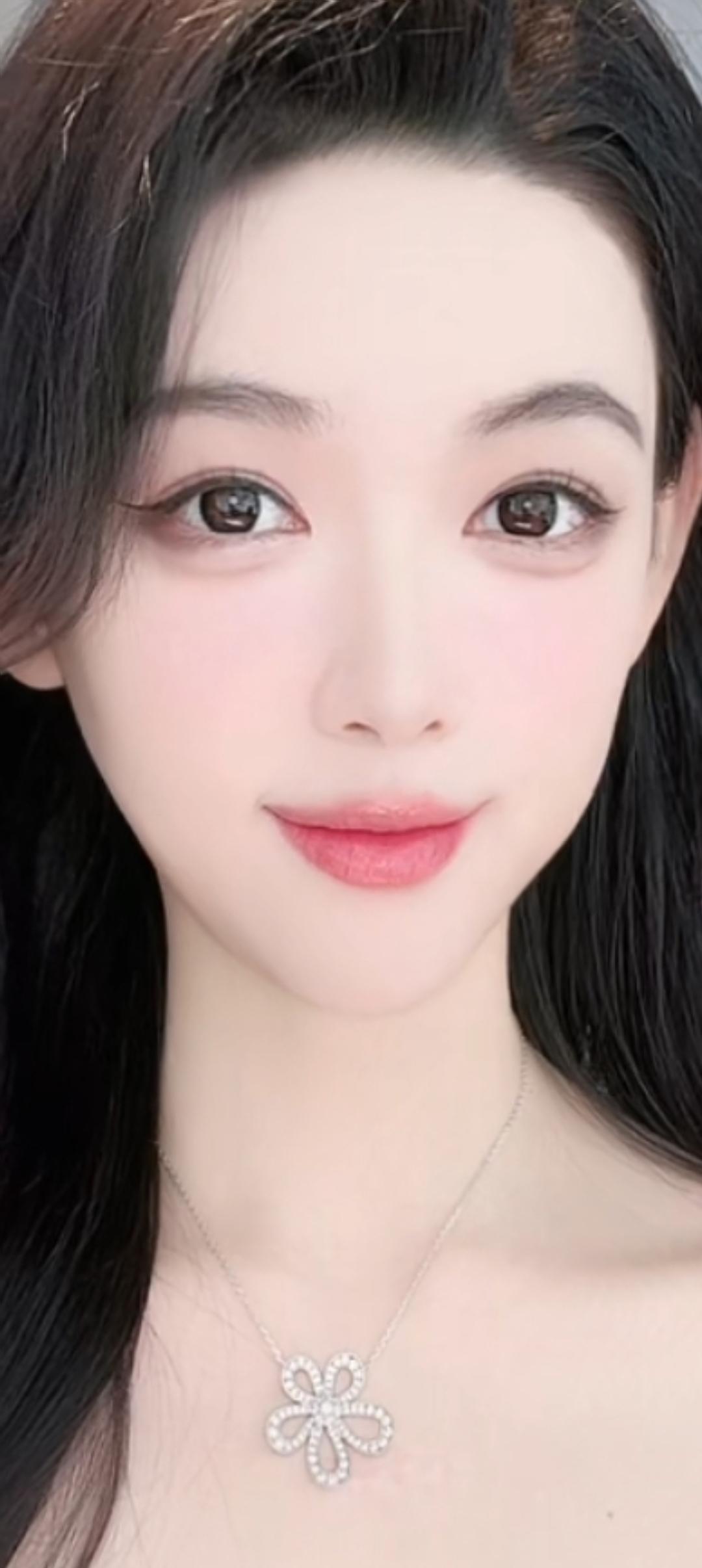这位小姐姐微笑得很甜！