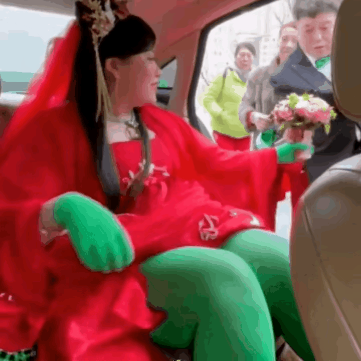 这个新娘是啥意思啊？结婚那天穿的婚纱，除了头上半身是红色之外，手带的手套，脚穿袜