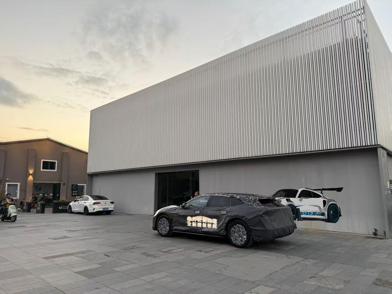 街头活捉华为乾崑启境路测车!2026年最值得期待的高颜值智能车来了
在城市主干道