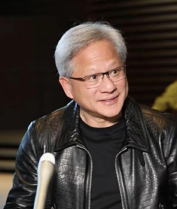 黄仁勋并非演员，为何在花甲之年反而变得颇为活跃，参加各种活动？

这是为了让大家