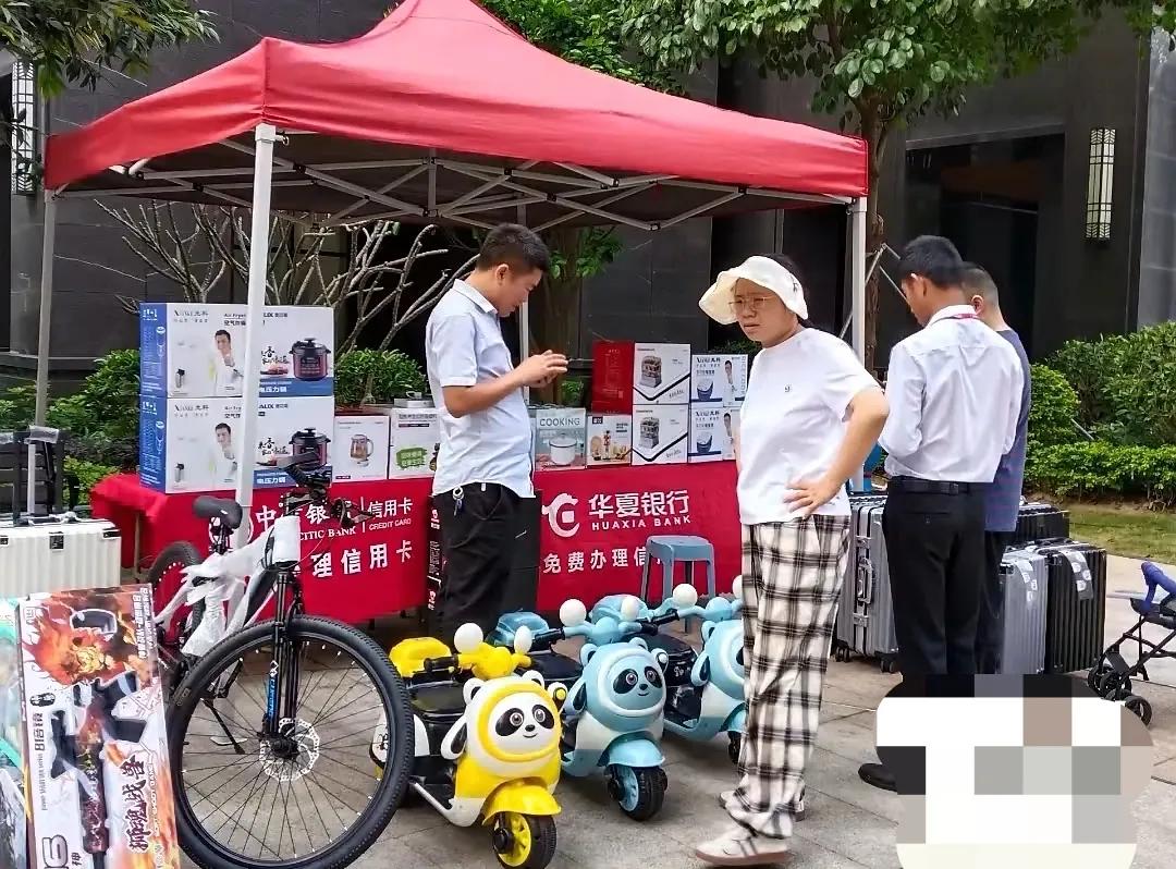 千万当心路边摆摊办信用卡的，这伙人打着办卡送礼品的幌子，诱导不明真相的用户办完卡