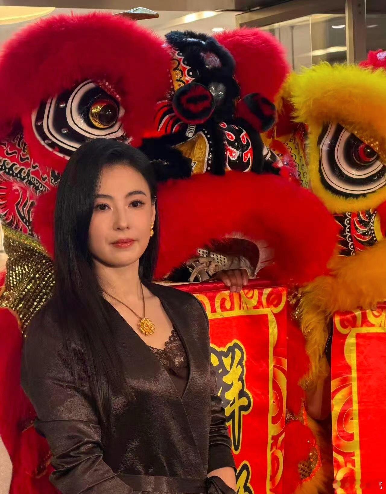 张柏芝46岁骨相直面原相机镜头，五官立体度依旧在线，韵味十足。 