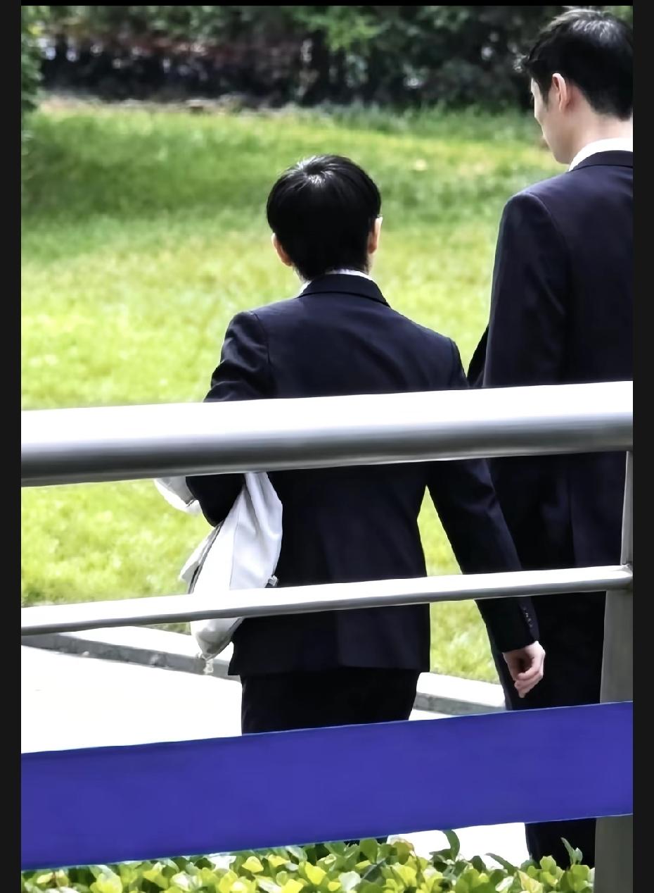莎莎的黑色西装背影杀，帅爆了
只是一个背影就令人神魂颠倒
可是我翻遍了也没有找到