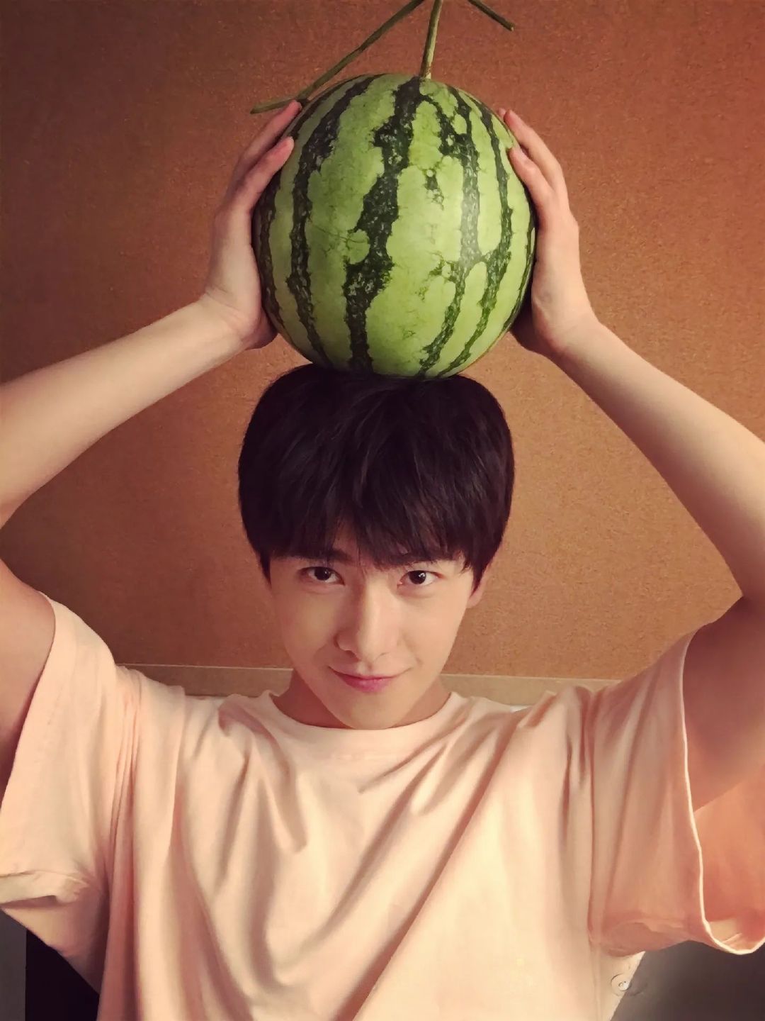 杨洋颜值全程夯中夯 杨洋少年感与熟男魅力 易烊颜值全程夯中夯！！骨相优越抗住岁月