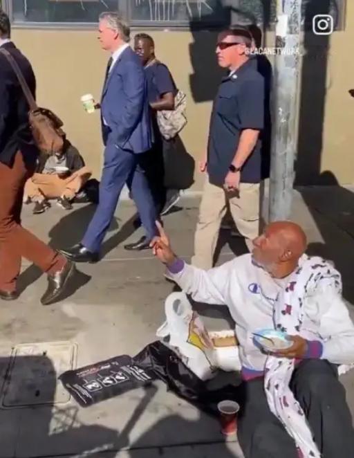 牢A描绘的中国留学生身体是多么健康，多么幼稚，我感觉好比《西游记》里唐僧，没体味