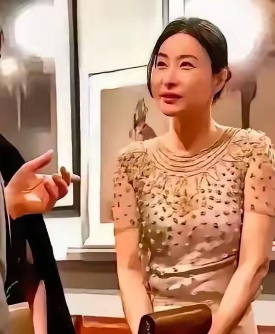 

以前香港豪门圈子里，风水大师们那张嘴，简直比报纸头条还灵。当年郭晶晶刚嫁进