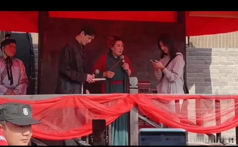 开封万岁山的王婆为何火？因为她办事效率太高了，不像曾经的相亲节目，一晚上撮合不了