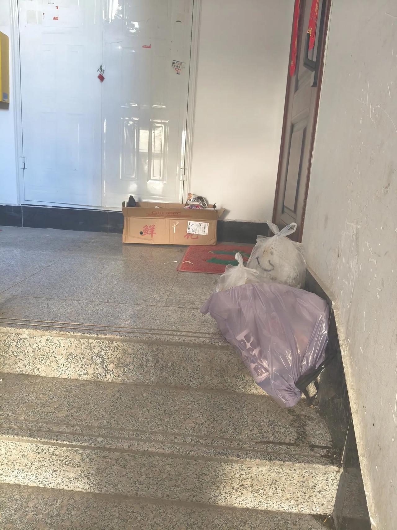 看看我家门口
我家对面是一对刚结婚小夫妻，
每天门口都有垃圾，楼道口就这么一点地