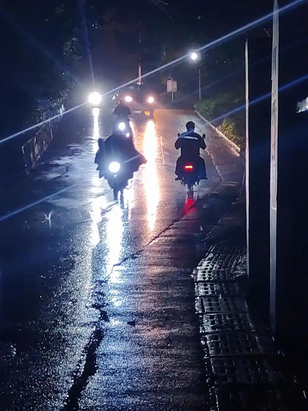 秋天的夜晚，细雨绵绵，空气中弥漫着清新的气息。我们在女儿家吃过晚饭，走在回家的路