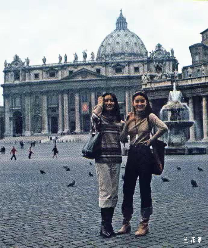 1977年，台湾两个大美人林青霞和胡因梦同游意大利。  
那时候的她们都好时髦，