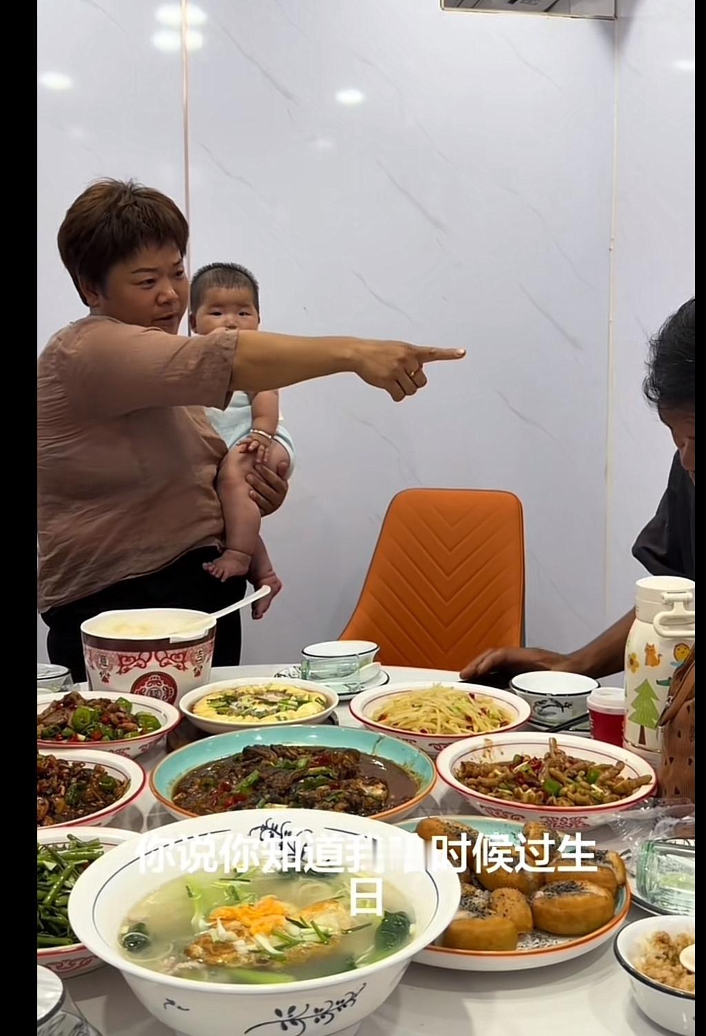 儿子从上海专门赶回家买蛋糕给媳妇过生日，婆婆看到后直接破防。

婆婆抱着手里的孙