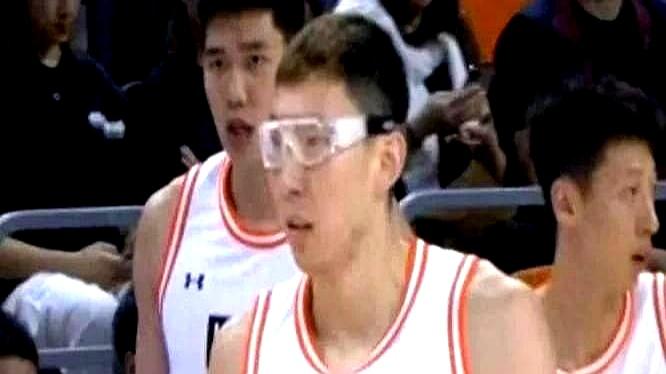 周琦这次全运会是真带着杀气回来的。代表辽宁队打比赛，场均25.8分12.3篮板3