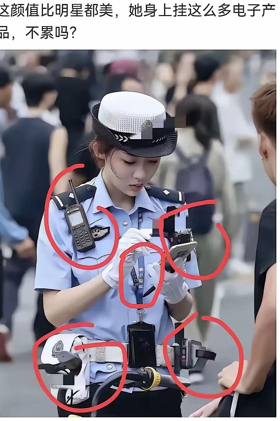 看看这位女交警身上挂的电子产品，数了数前面就有5件，不知后腰上有没有？那么问题来