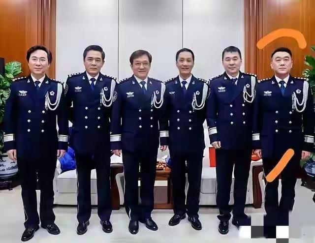 我敢打赌， 99%的人应该都认识右边这位演员，他的名气太大了，家喻户晓