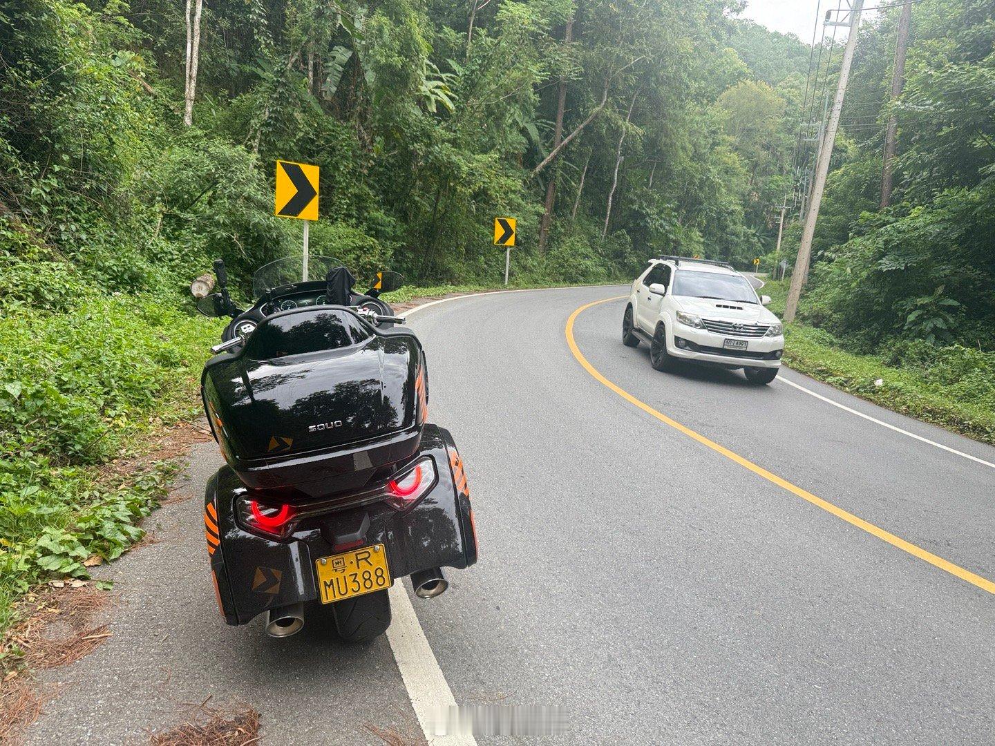 今天这山路，跑痛快了，下山和两个骑绵羊的法国小伙跑了一段，他们居然没甩掉长城灵魂