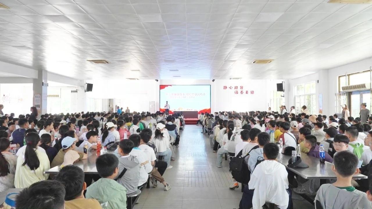 宝应县安宜实验学校800名师生同上一堂课！
6月2日下午，宝应县青少年活动中心开