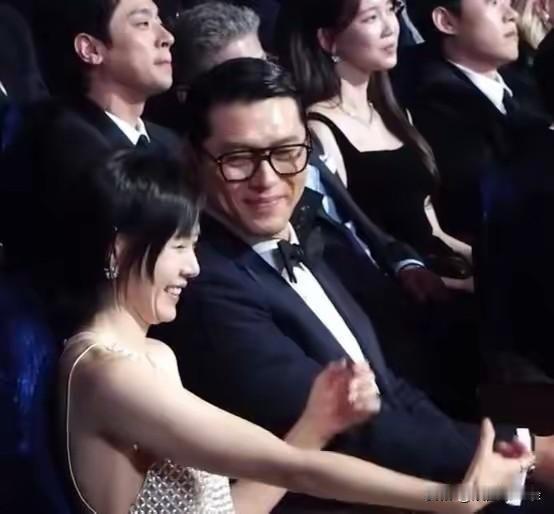 我看到了爱情最美的样子，她的眼里有小孩子般的雀跃，他的眼里只有她！
坐在孙艺珍身