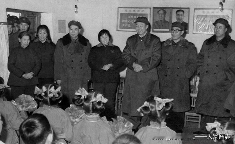 1977年4月18日，华国锋参观大庆红卫星家属管理站先锋5队的幼儿园，观看孩子们
