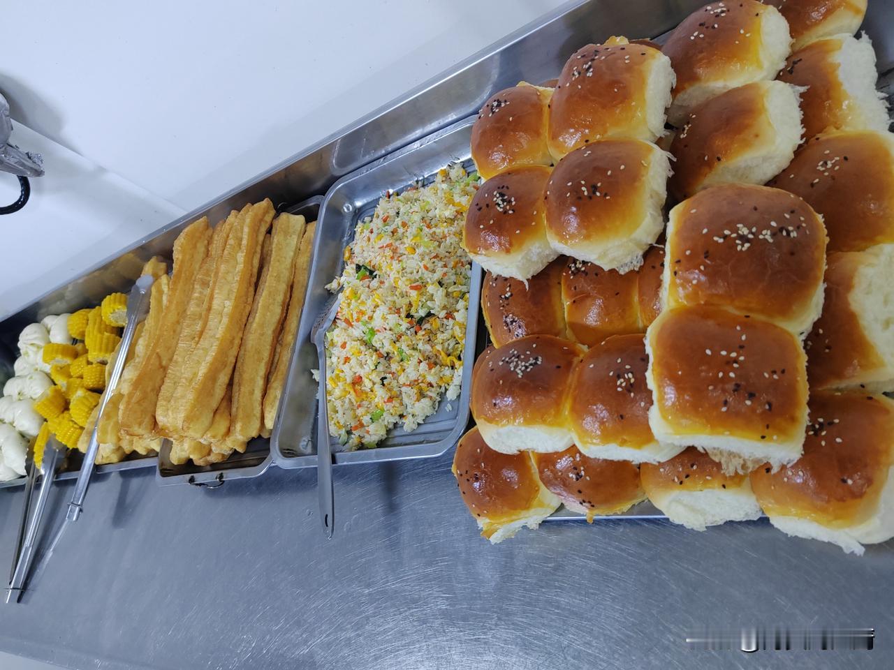 昨天早上就靠港东京湾了，靠港的时候下起了小雨，到了中午上伙食的时候雨还在下，刚靠