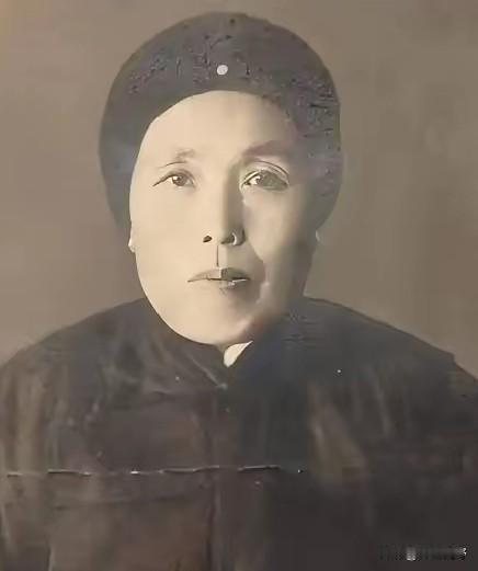 1891 年，16 岁的张作霖落难乞讨，孙寡妇看中了他，解开衣扣，掏出一块腰牌给