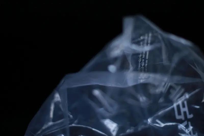 2月10日辽宁，女子往嘴里塞个塑料袋 ，就为了喝中药时嘴里不苦 ，一杯中药直接灌