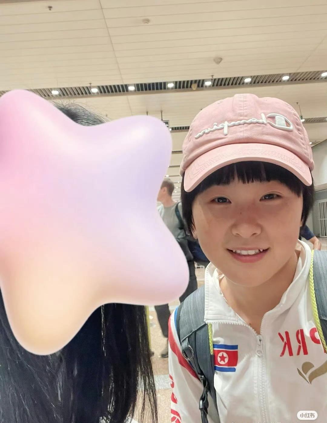 朝鲜队出发2025年国际乒联亚锦赛！
这是机场上赶飞机的金琴英！
朝鲜队男团派出