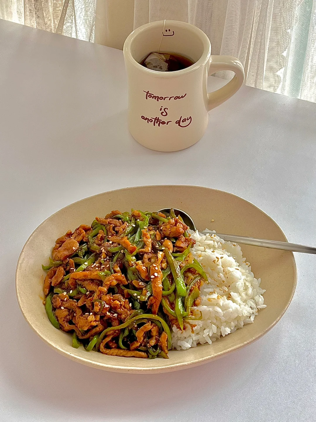 ☀️周末的早午餐｜巨好吃的青椒肉丝盖饭😋
