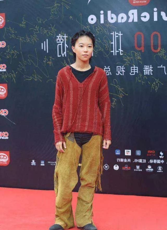 真服了26岁的窦靖童！穿着奶奶衫和乞丐裤出现，自信迷人，不输王菲。

窦靖童的穿