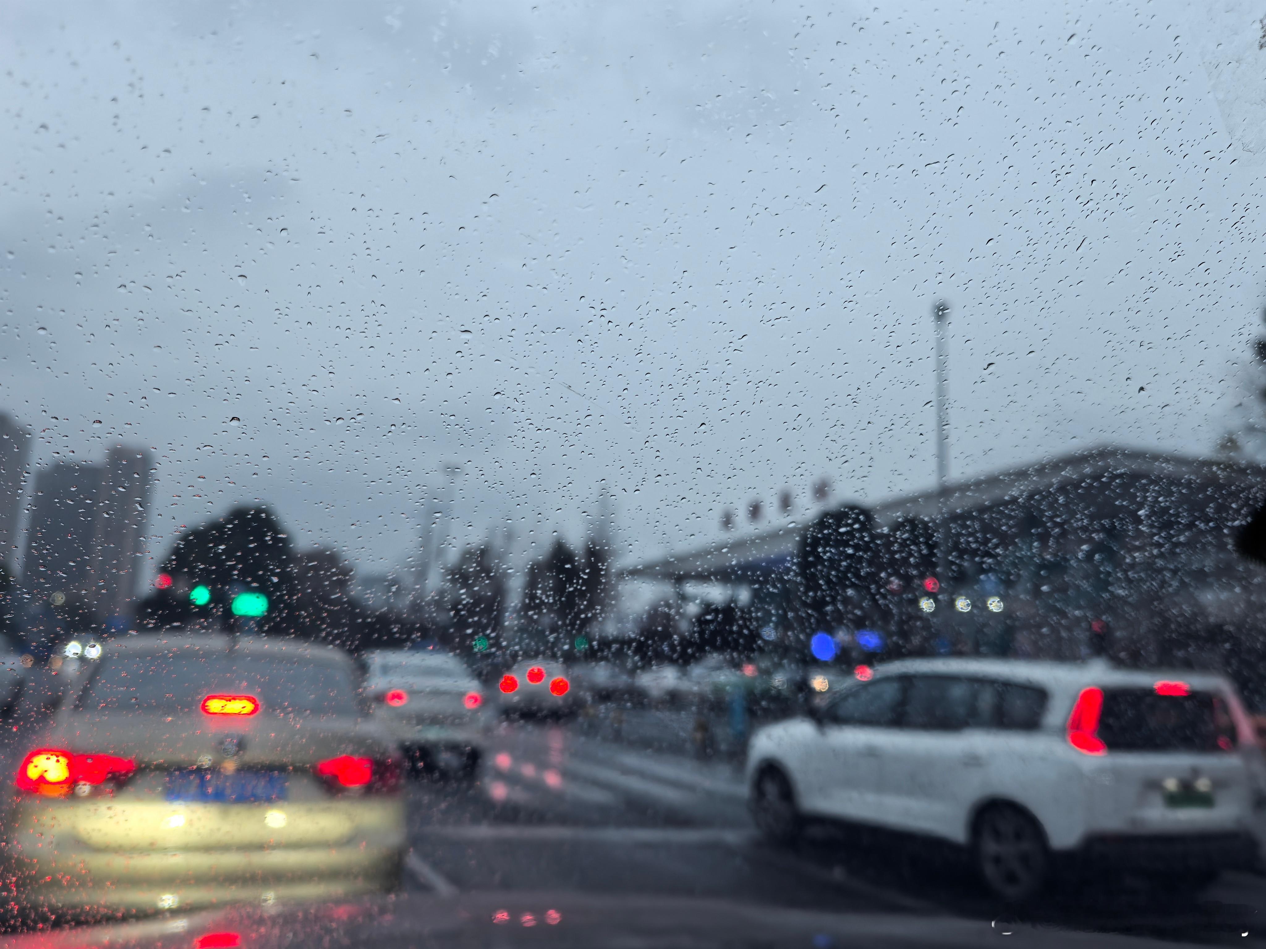 大清早，来高铁站接人。降温了，还下雨，明天只有一度🥶。降温成都