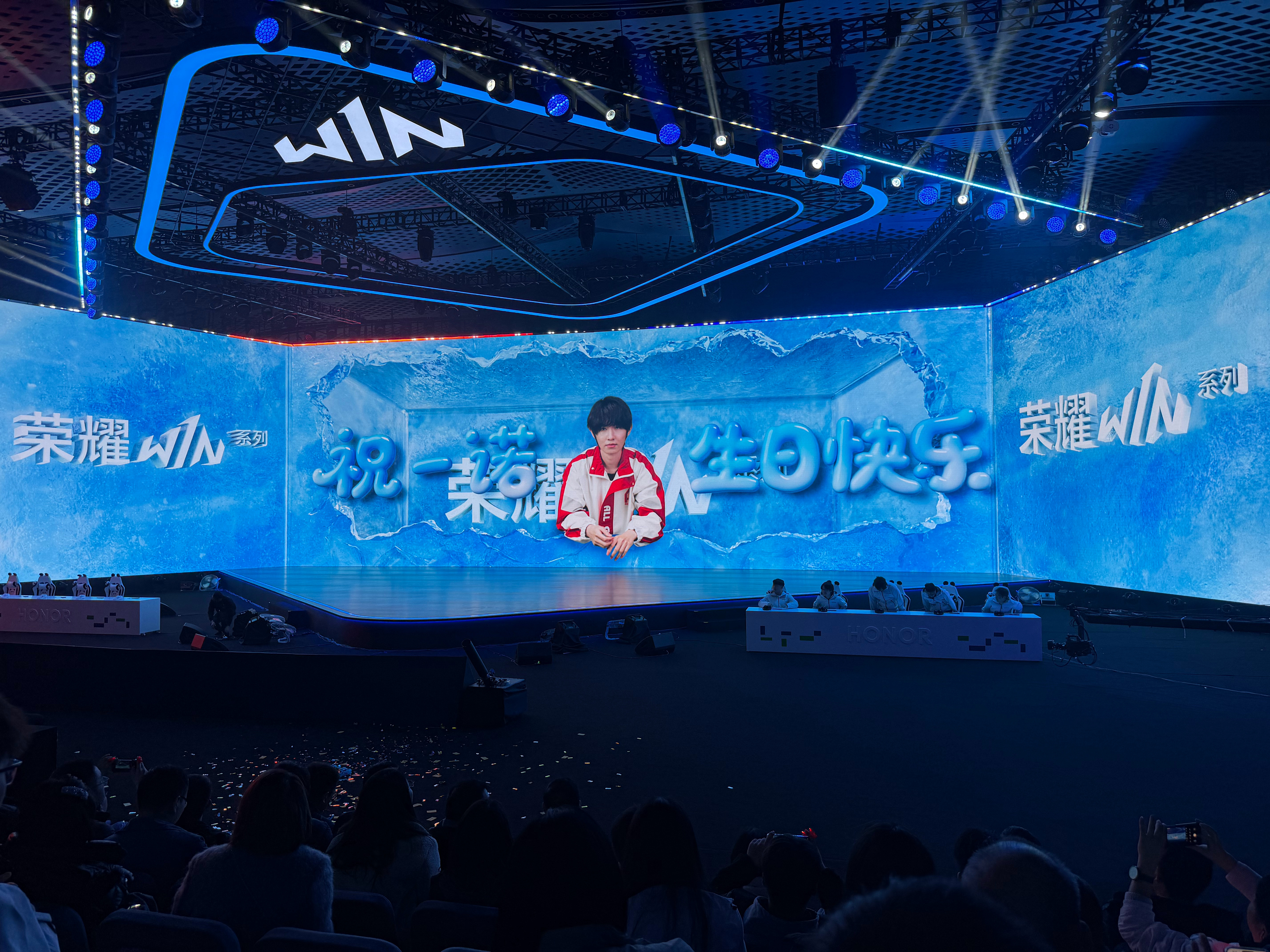 荣耀win年度电竞最夯机 原来今天还是荣耀Win代言人一诺的生日！体验区还有五人