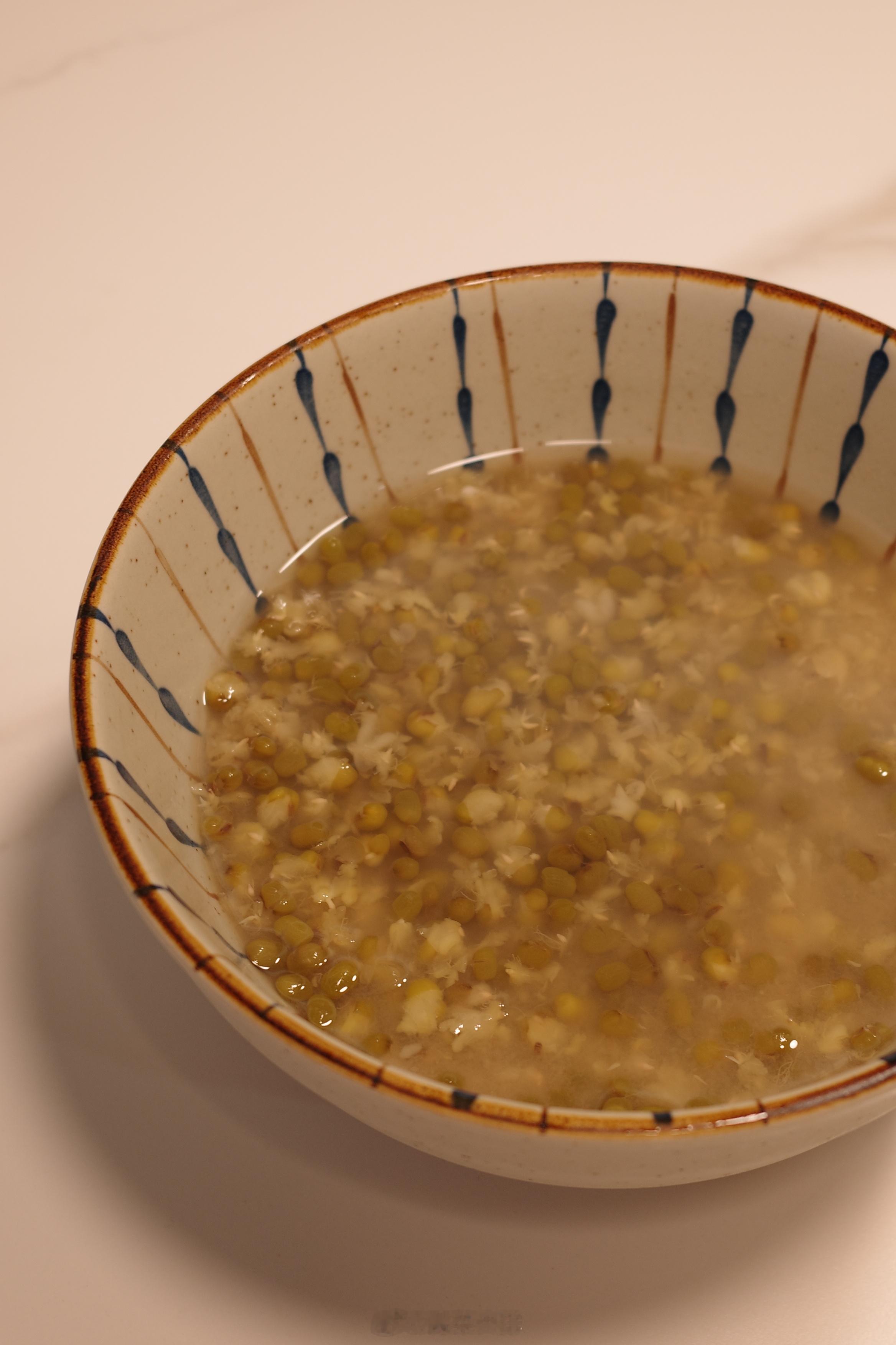 夏天属于冰镇绿豆汤~分享两个绿豆㊙️给生活加点flow ❶冷冻后的绿豆更快熟更容