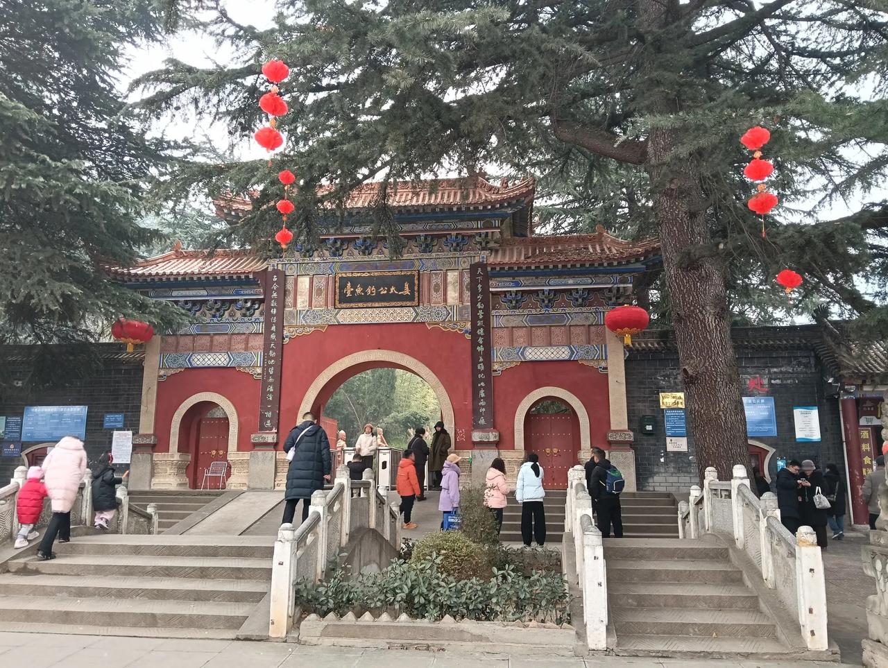人，不可以不念旧
        年，过完了，人们总要感叹那么一句，这年过得越来