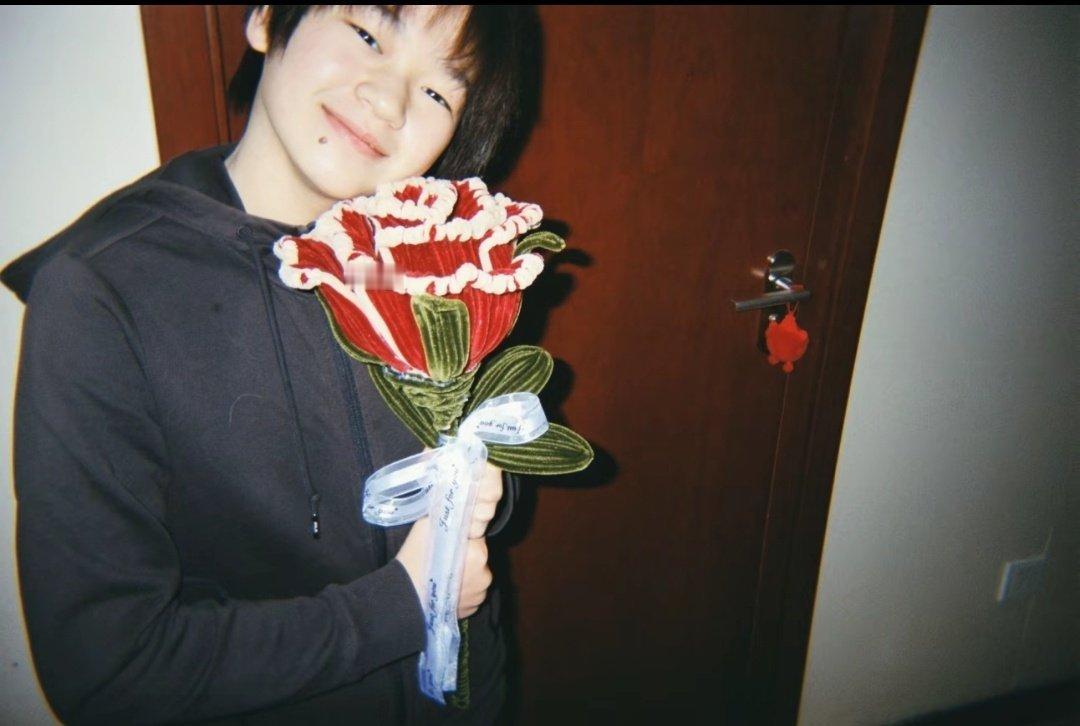 全红婵今年回家过年了 婵妹太可爱了，骑电动车在玩耍，果然还是个孩子。 