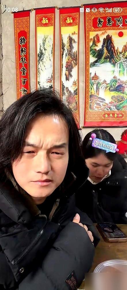 鲍小光这出戏，演得比他拍的“土味三国”还要黑色幽默。

央视的电话听着响亮，可挂