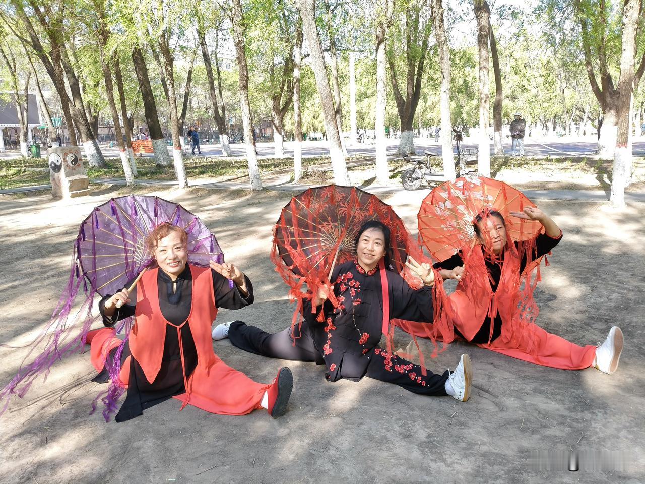 伞中情
祥瑞彩伞舞香风，
裙裾飘飞玉林踪。
蜂蝶围绕添夏韵，
请续句……
（草坪