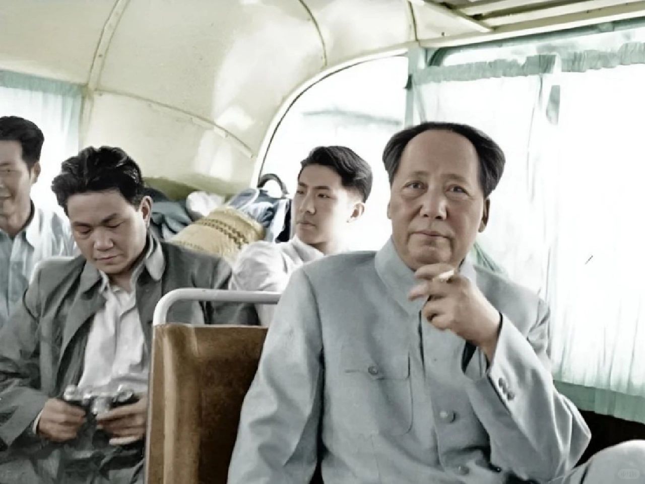 公交车上｜1950年代
