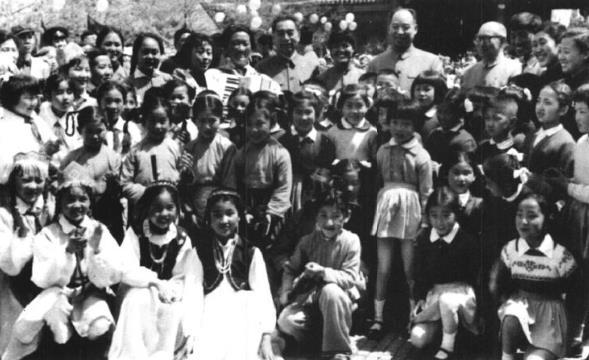 1964年五一国际劳动节，周恩来与彭真、刘仁同志在景山公园和孩子们一起看文艺节目