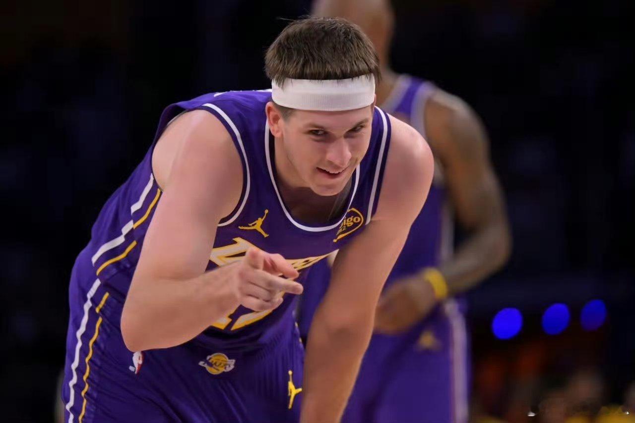 湖人队今年夏天大概率续约里弗斯，而且极有可能是顶薪合同。据外界预测，湖人队可能以