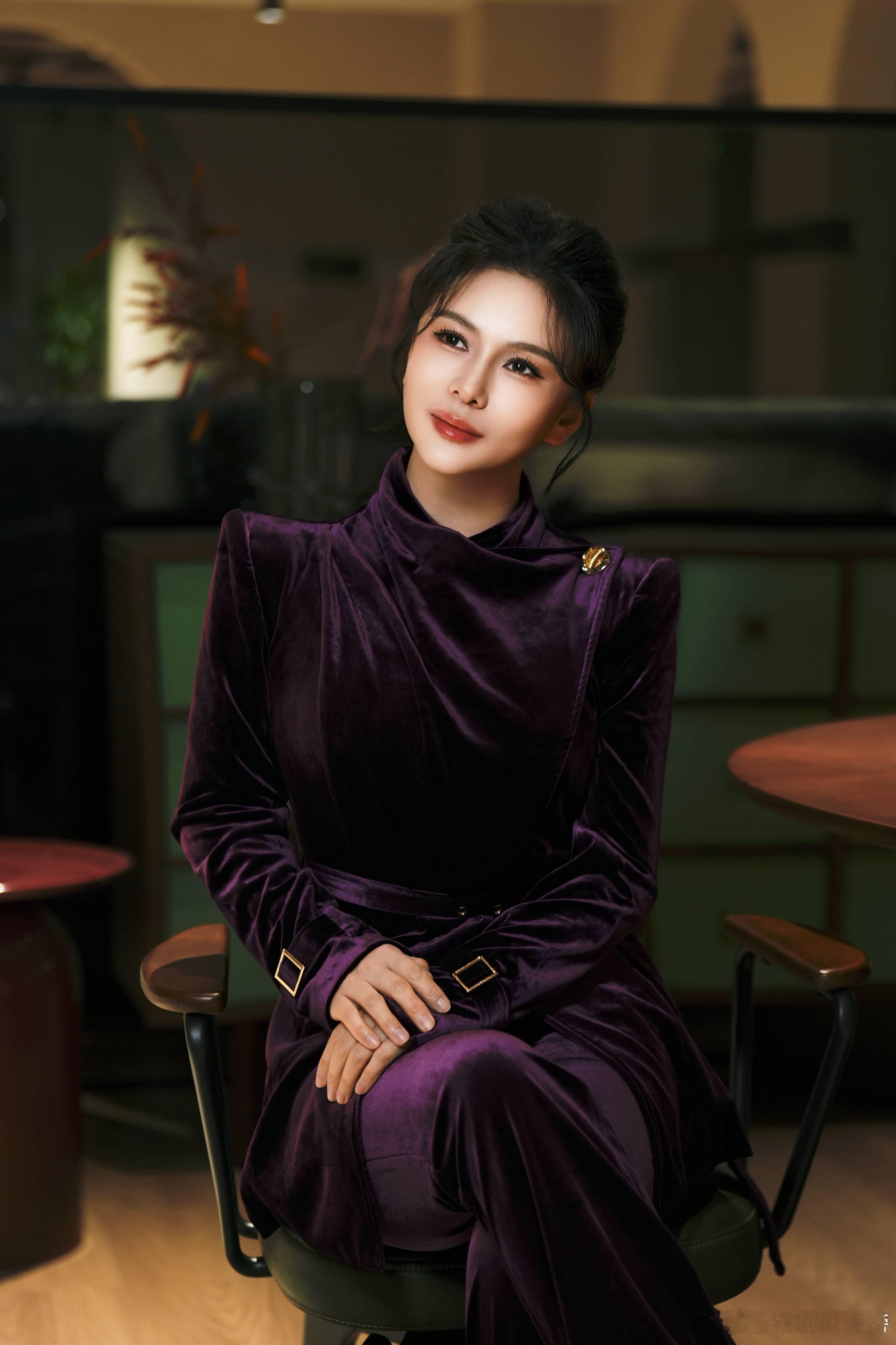 凤凰网财经主持人刘美希时尚穿搭 丝绒套装自带复古滤镜，紫韵流光设计加分，刘美希诠