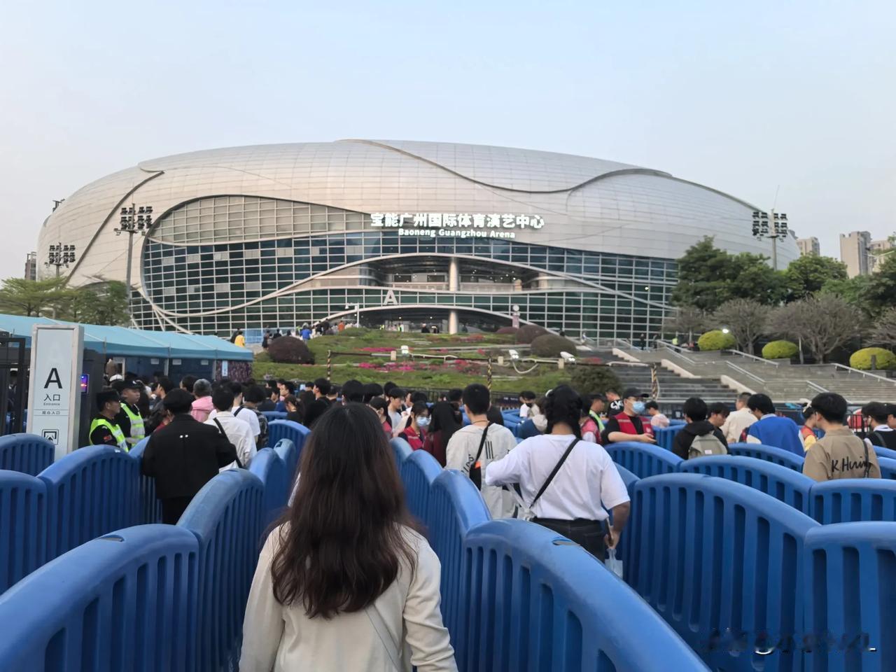 黄霄云演唱会（1、演出前）
春日生活打卡季 
朋友送了两张黄霄云演唱会的门票，我