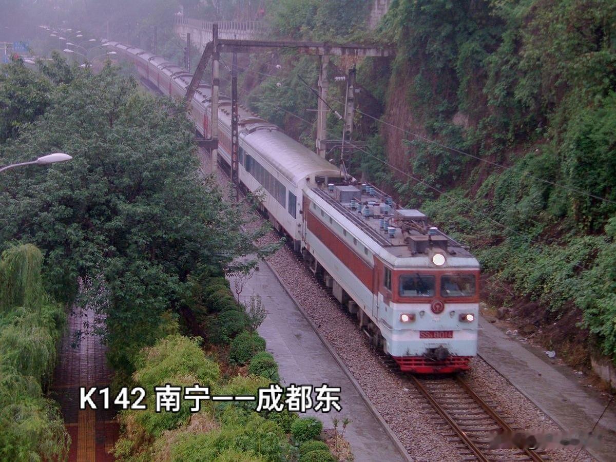 2011年9月在黄沙溪所拍，重庆到昆明的K159次列车在黄沙溪站会让南宁到成都东